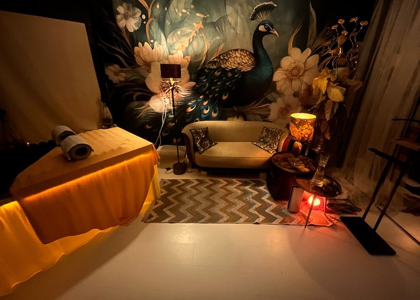 De verwarmde massagetafel met stressballetjes in De Slaunge